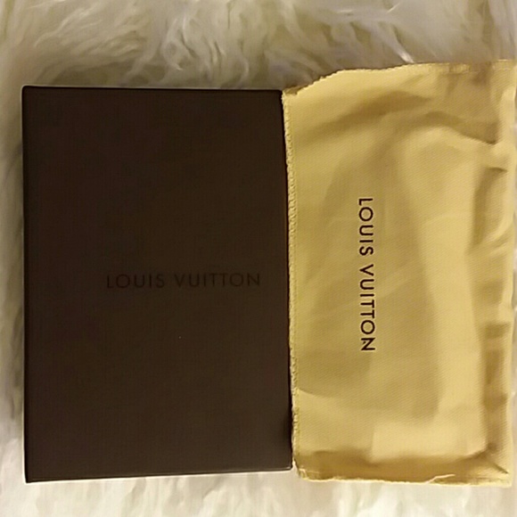 Louis Vuitton sml box/dust cover and old keychain - Picture 3 of 3